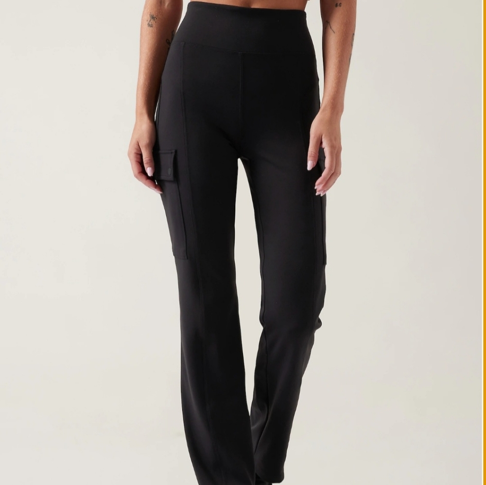 Athleta Delancy straight cargo pant Black. Reg length. Perfect no wear.